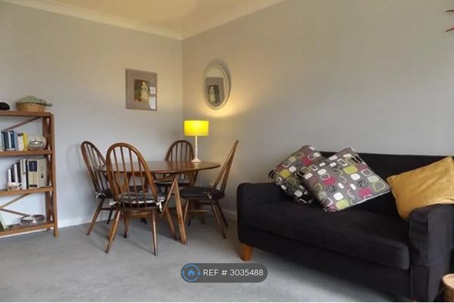 Flat, Garden Court Greenacres, London photo 4