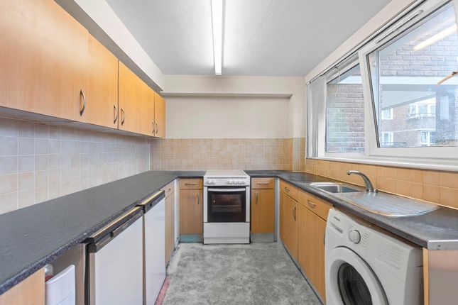 15, Maurice Court, Brentford photo 2