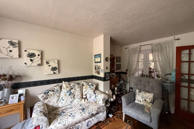 8, Wrexhall Road, Dewsbury photo 4