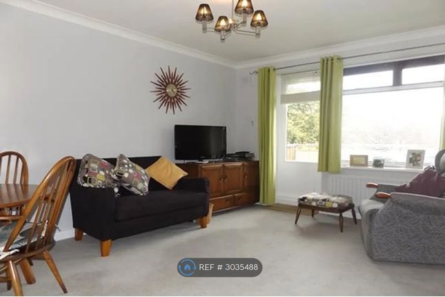 Flat, Garden Court Greenacres, London photo 3