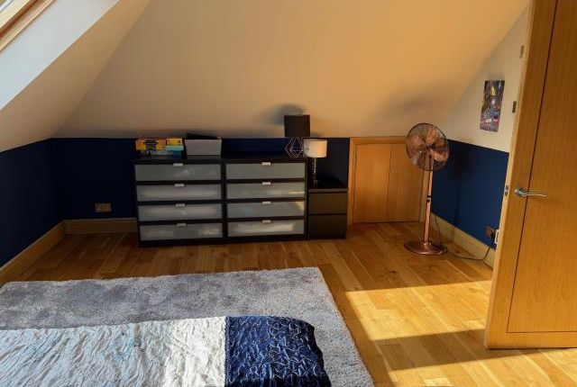 En Suite Room, 7, Queen Mary Close, Surbiton photo 3