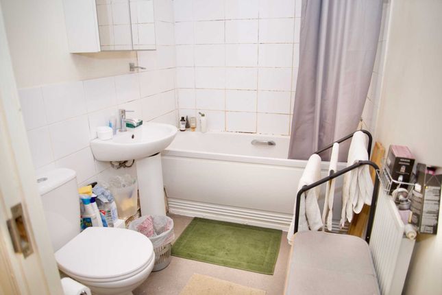 Flat for sale in Pettacre Close, Thamesmead West
