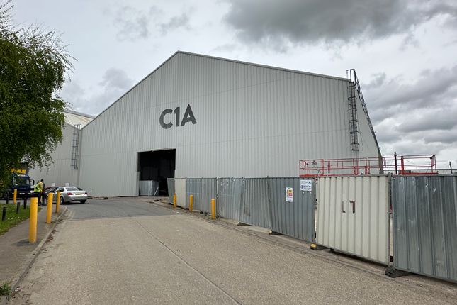 Warehouse to let in Purfleet Industrial Park, South Ockendon