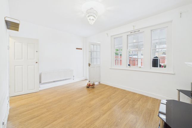 8, Manchester Grove, Isle of Dogs photo 4