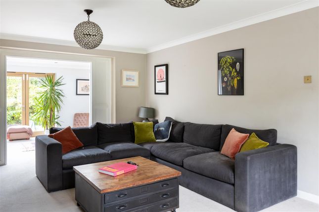 8, Huntersfield Close, Reigate photo 3