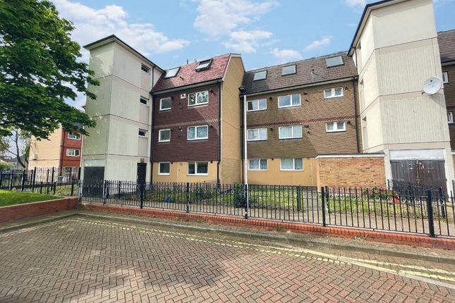 Flat to rent in Hay Close, Stratford, London