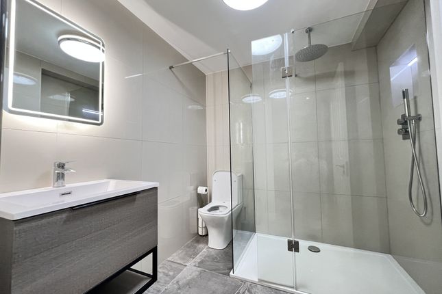 Flat for sale in Choumert Road, Peckham