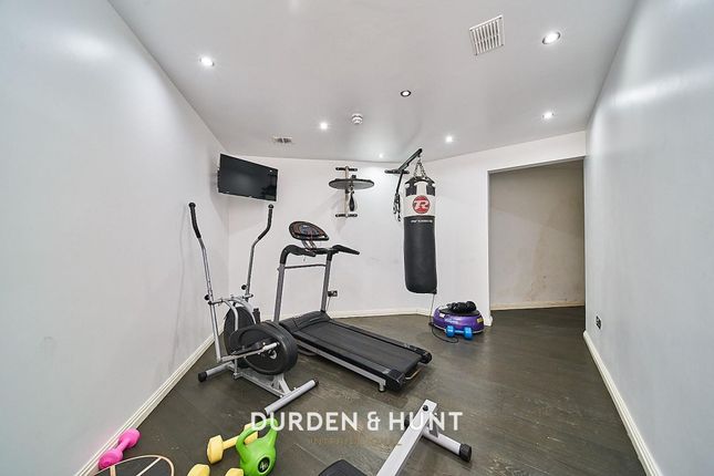13 Eden Lodges Eden Avenue, Chigwell photo 4