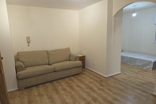 130, Magpie Close, Enfield photo 2