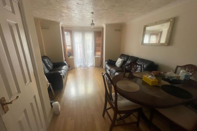42, Hurworth Ave, Berkshire photo 2