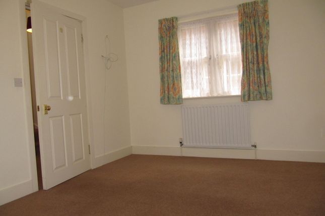 Town house to rent in St Thomas Court, Lymington