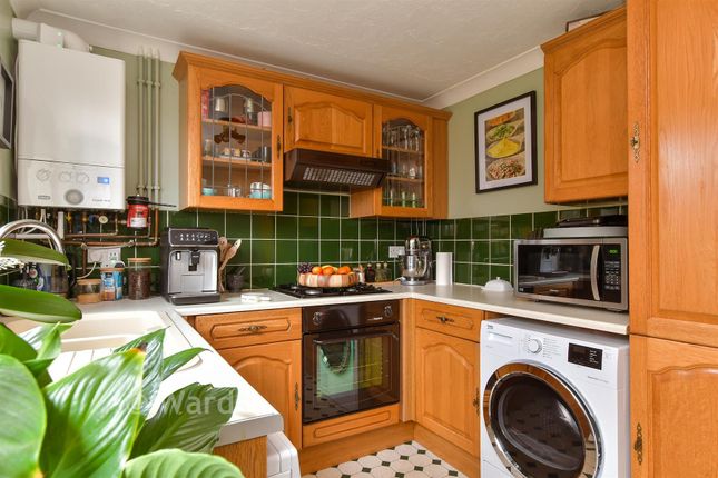 22, Carpenters Close, Rochester photo 4