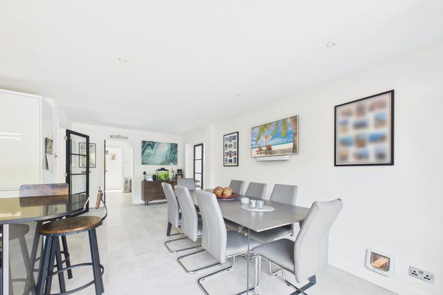 2 Cedar Drive, Marlow photo 3