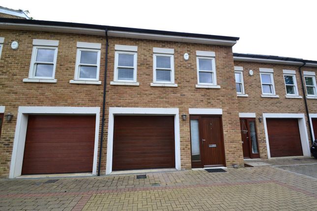 Town house to rent in Kingfisher Close, Broxbourne, Hertfordshire