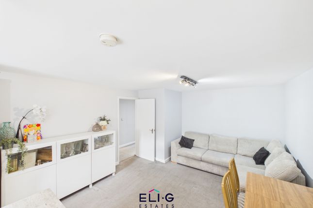 Flat 18 Lakeside Lodge, 131, Bridge Lane, LONDON photo 4