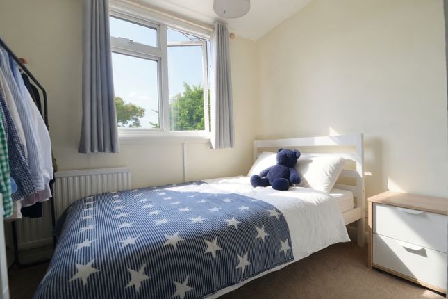 35, Moore Grove Crescent, Egham photo 4