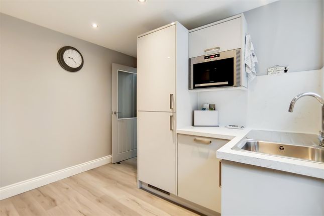Maisonette for sale in Magpie Hall Close, Bromley Common