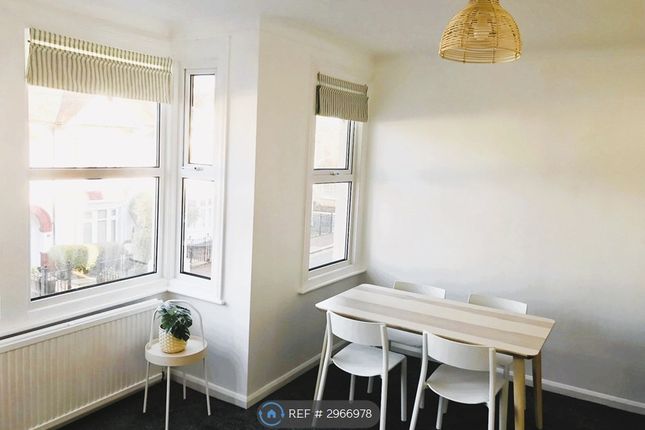 A Pall Mall, First Floor Flat, Leigh-On-Sea photo 4