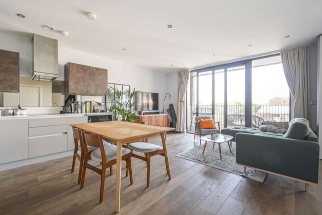 2-bed flat on Roach Road, Bow, £3,000/mo