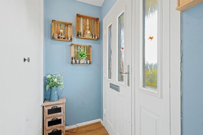 67, Hawkwell Chase, Hockley photo 2