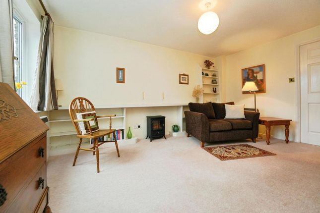 8, Short Hedges Close, Gloucestershire photo 2