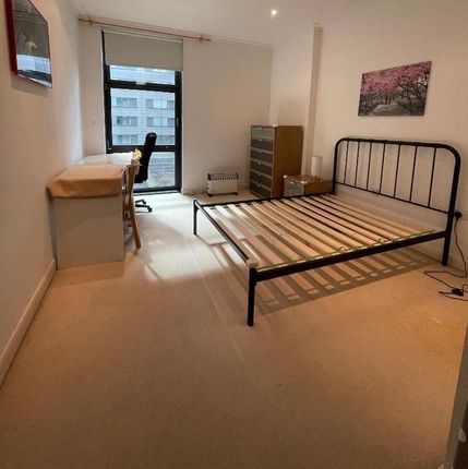 Flat to rent in Discovery Dock, West Tower, South Quay, Canary Wharf, London