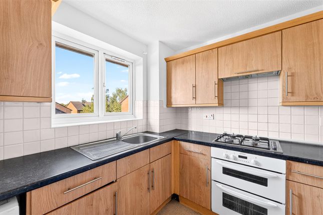 90, Millhaven Close, Romford photo 4