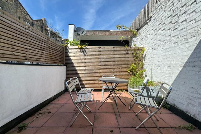 Mews house to rent in Caledonian Road, Islington