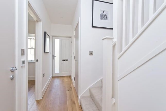 Mews house to rent in Bridges Road Mews, London