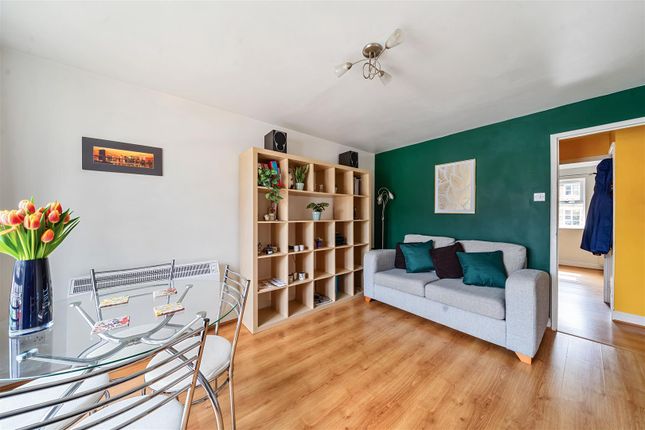 Flat for sale in Transom Close, London