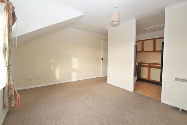 Flat to rent in Birches Rise, West Wycombe Road, High Wycombe