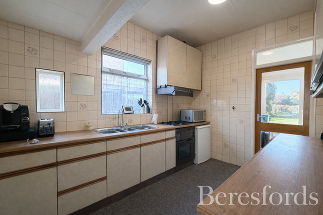 55, Ravenscourt Grove, Hornchurch photo 4