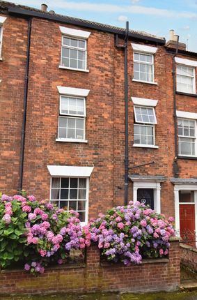 Town house for sale in Lee Street, Louth