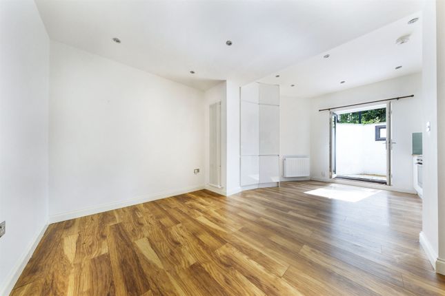 Flat for sale in The Avenue, Coulsdon