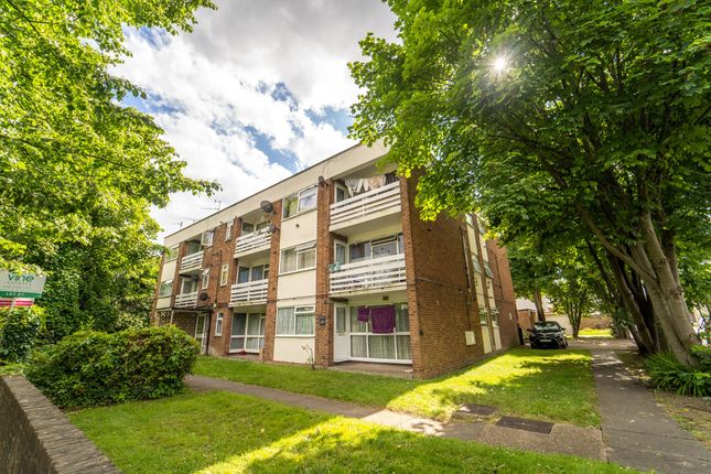 Studio flat on 15 The Gables, 290, Heston Road, Hounslow, £189,950