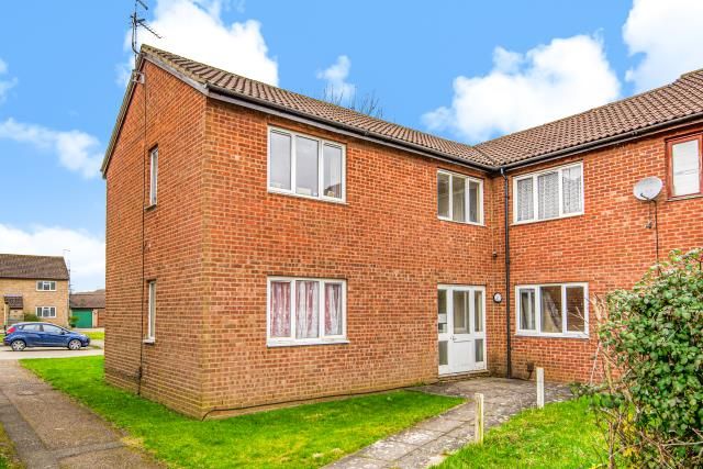 Studio flat on 11, Garron Close, Aylesbury, £90,000