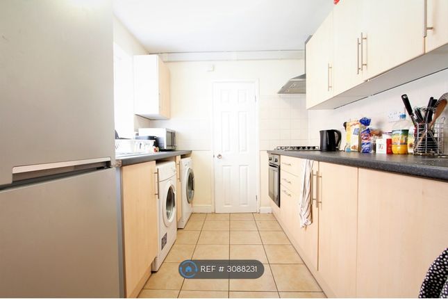 Pitcroft Avenue, Reading photo 3