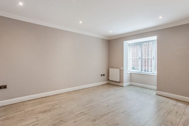 10, Grove Close, Farnham photo 2