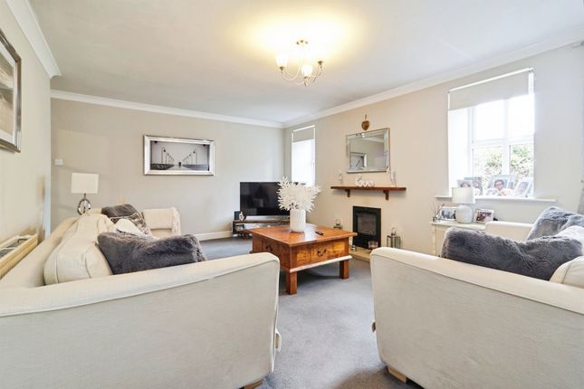 9, Low House Farm Court, Keighley photo 2