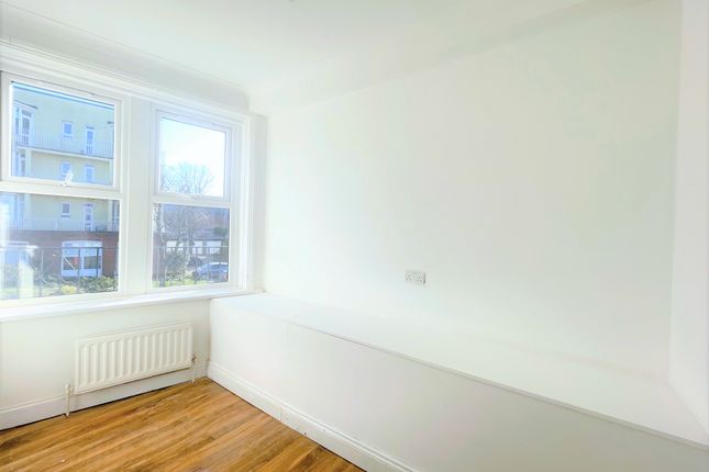 53, Whitefriars Crescent, Westcliff-on-Sea photo 4