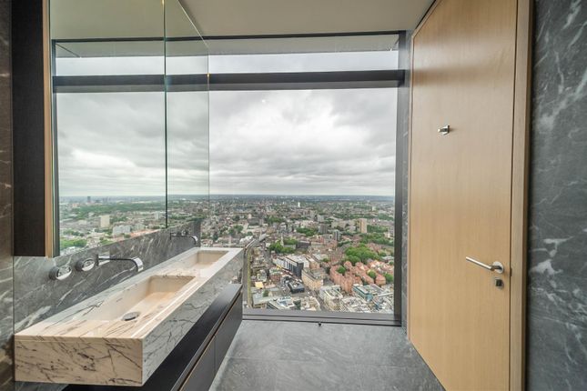 Flat for sale in Shoreditch High St, London