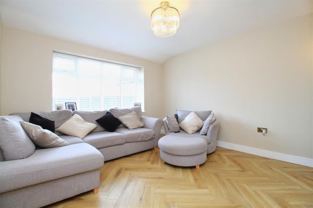 16, Thornhill Close, Denton photo 4