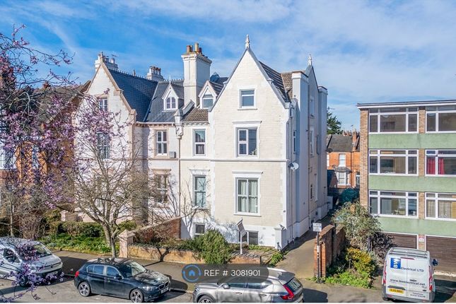 Studio flat on Russell Terrace, Leamington Spa, £825/mo