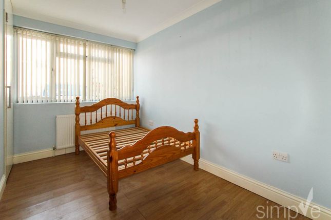Dunedin Way, Hayes Middlesex photo 4