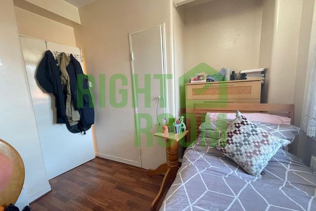 Flat to rent in Dombey Street, London
