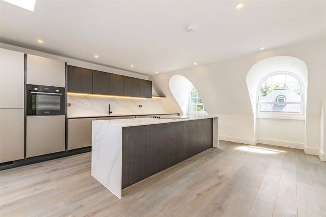 The Penthouse, Fairfield Lodge, 32, Green Lane, Surrey photo 4