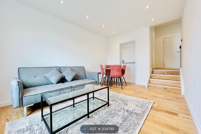 Flat to rent in St Johns Hill, London