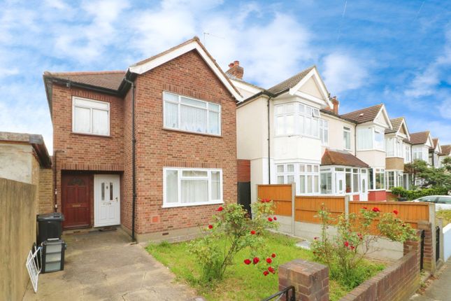Thumbnail Flat for sale in Lennox Gardens, Ilford