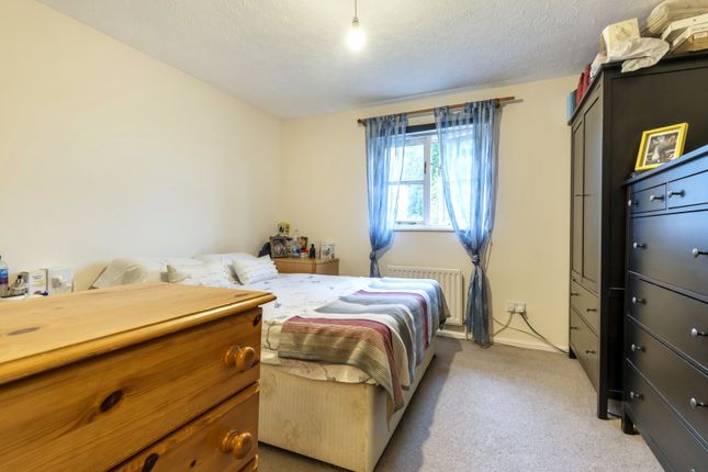 25, Pearce Close, Mitcham photo 4