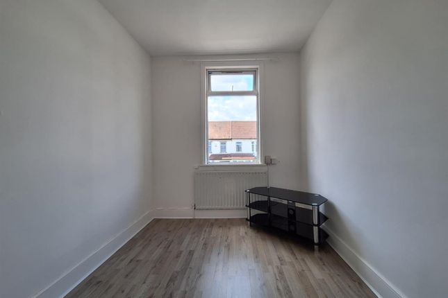 Flat 2, 162, Dysons Road, London photo 2